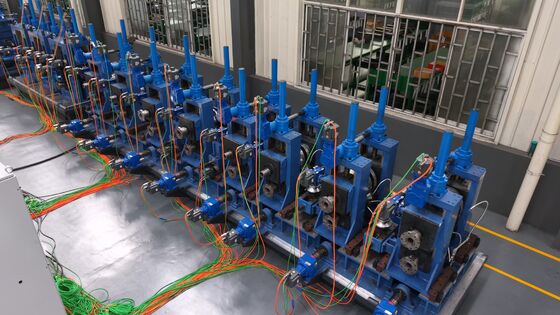 밖으로 누산기에 의하여 달리는 테이블을 가진 합금 강관 용접 기계